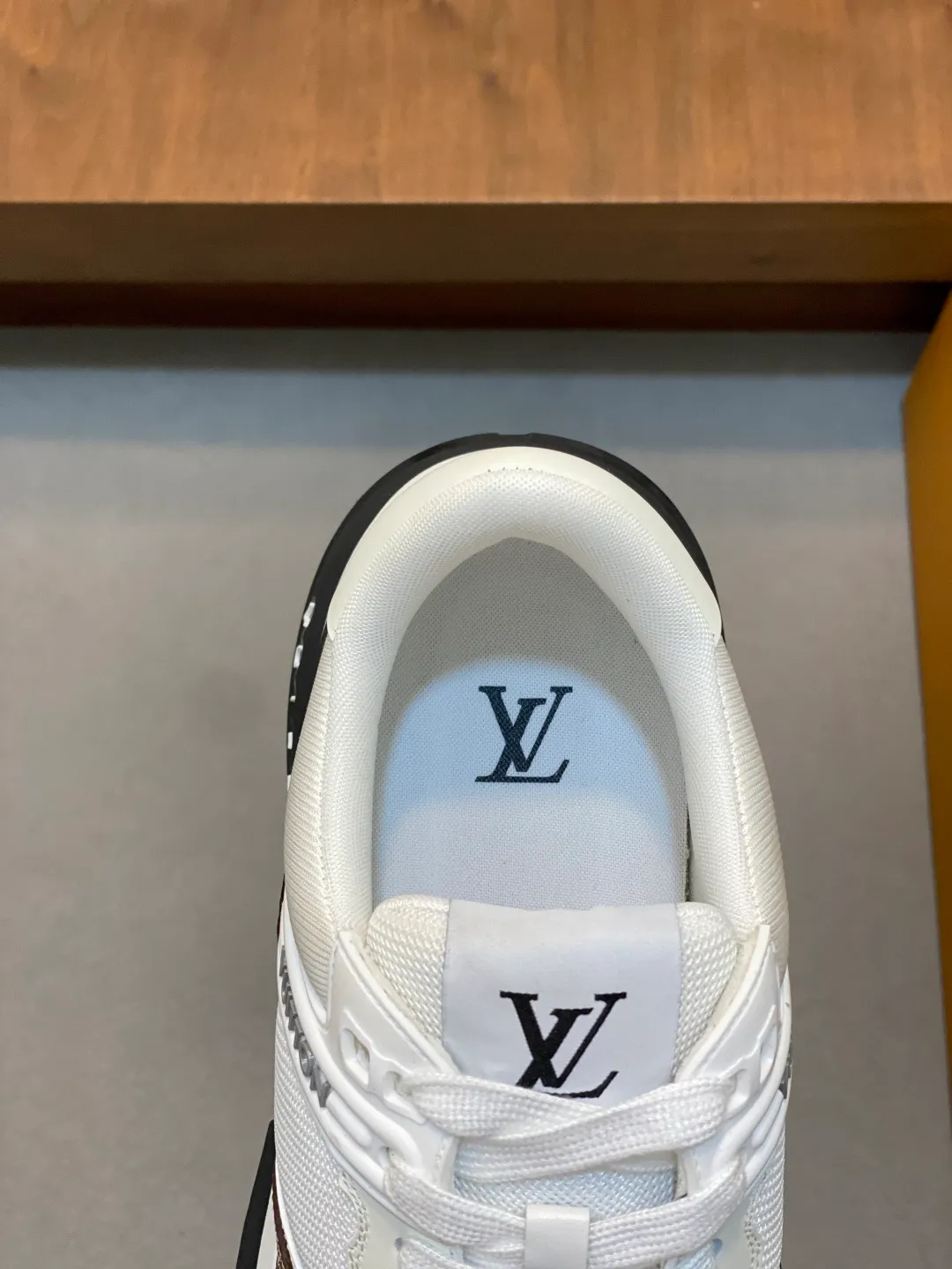 💰800 Lujia new color matching men's 🧍‍♂️trainer sneakers, this LV Trainer sneaker is made of soft grained calfskin and presents pure tones. The brand was born in 1854. The designer's handwritten brand logo is embellished on one side. Virgil Abloh designed it himself. It is a very commemorative sneaker. Brand new LV Louis Vuitton louis vuitton trainer sneaker low casual sports culture versatile basketball shoes Size: 39-44 (38, 45, 46 customized)